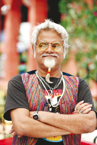 actor sanjay mishra gives his pakistani fans a reason to laugh photo courtesy red chillies entertainment actor sanjay mishra gives his pakistani fans a reason to laugh photo courtesy red chillies entertainment