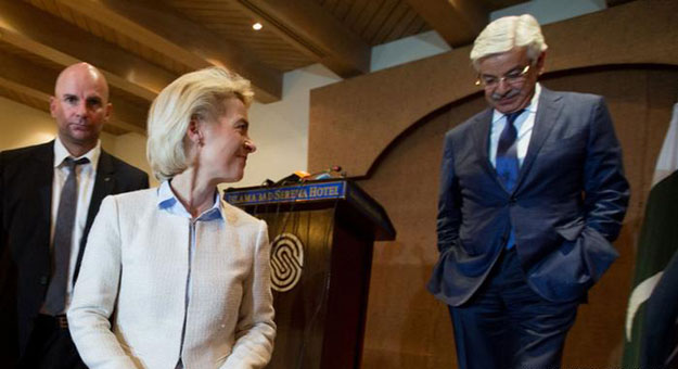 defence minister khawaja asif and her german counterpart ursula von der leyen photo dpa via dw