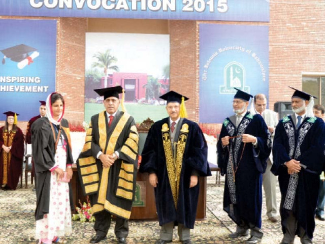 a graduate posing for a photograph with the governor and vice chancellor photo press release a graduate posing for a photograph with the governor and vice chancellor photo press release