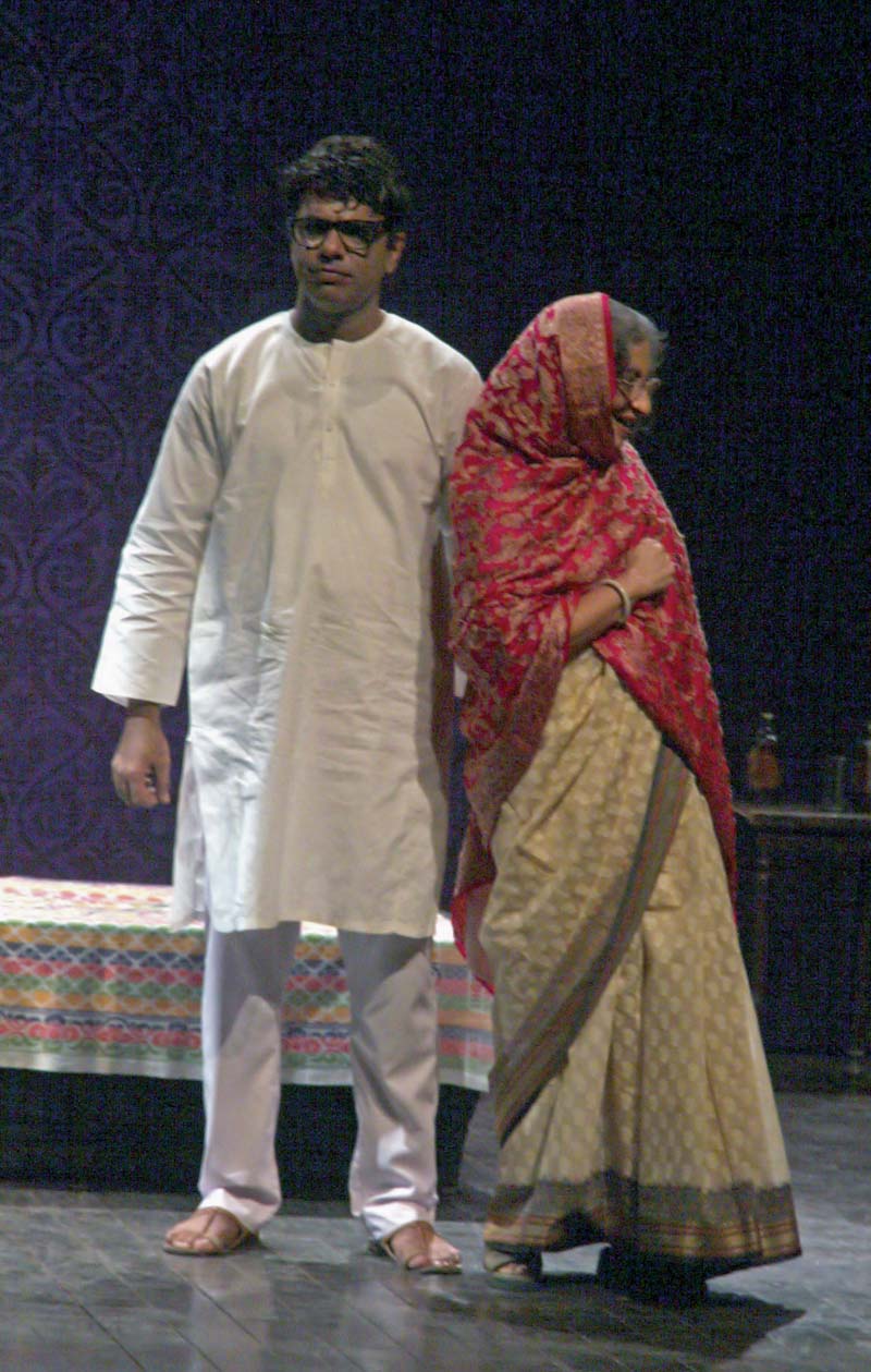 sheema kermani performs during the play manto mera dost on the third day of international urdu conference on thursday the play directed by anwer jafferi included scenes from manto s short stories kali shalwar and thanda gosht photo athar khan express