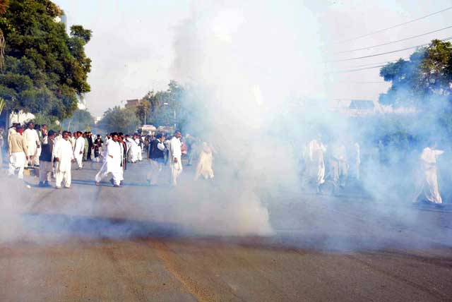 sugarcane workers protest as police fire teargas to disperse them at karachi press club on december 12 2015 photo mohammad azeem express