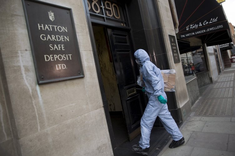 a police forensic officer enters a safe deposit building on hatton garden in central london april 7 2015 photo reuters