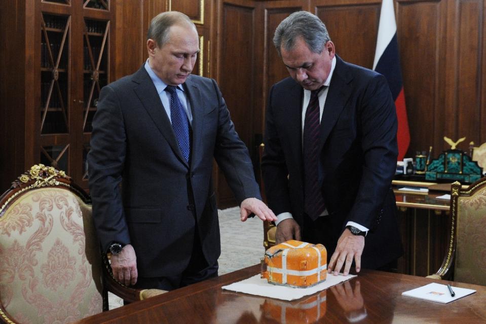 russian president vladimir putin l and defence minister sergei shoigu examine the flight recorder from the russian sukhoi su 24 bomber shot down by a turkish jet at the novo ogaryovo residence outside moscow on december 8 2015 photo afp