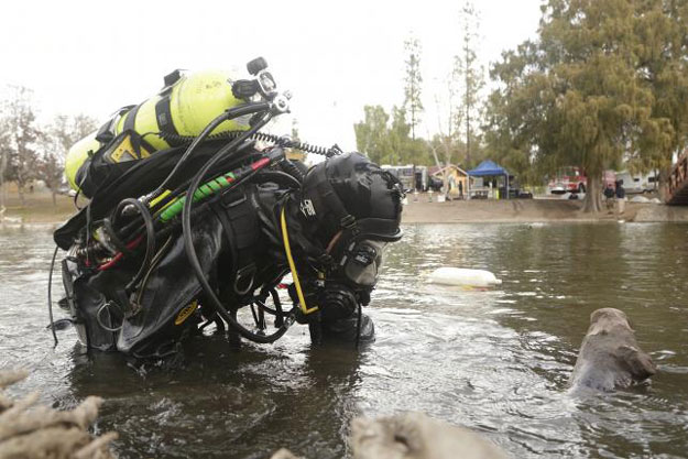 an fbi diver searches the water at seccombe lake park after a shooting earlier this month in san bernardino california december 11 2015 photo reuters