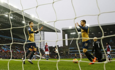 arsenal go top perez late show ends spurs run