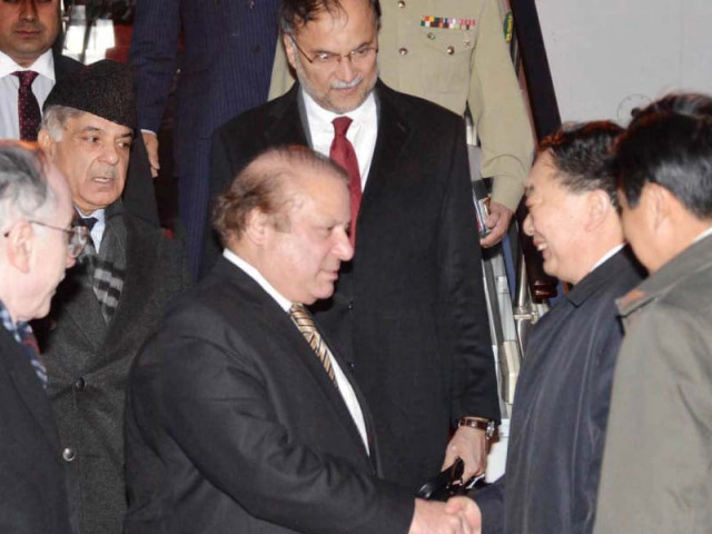 chinese officials greet pm nawaz photo app chinese officials greet pm nawaz photo app