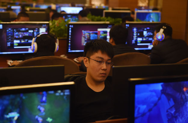 men play games on computers in an internet bar in beijing on december 16 2015 photo afp