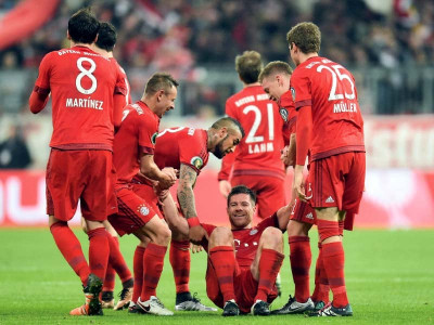 german cup alonso wonder goal sends bayern through to quarter finals