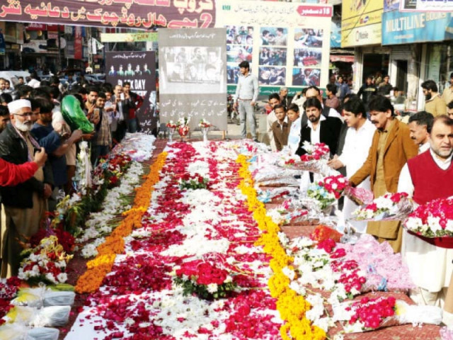 citizens lay out flowers at charring cross photo shafiq malik express citizens lay out flowers at charring cross photo shafiq malik express