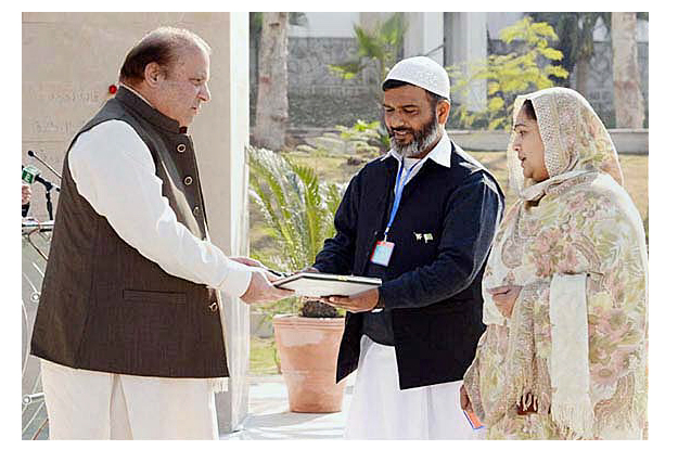 pm nawaz distributing medals among the families of 16 december 2014 shuhada at a ceremony held in army public school photo app