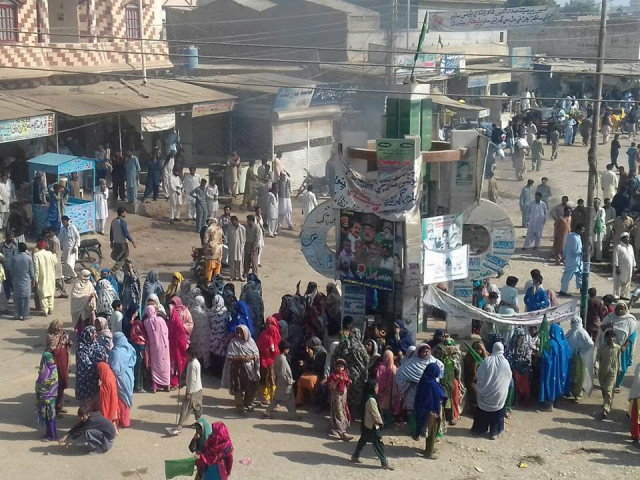 more than 500 protesters gather outside sanghar press club against raids photo facebook