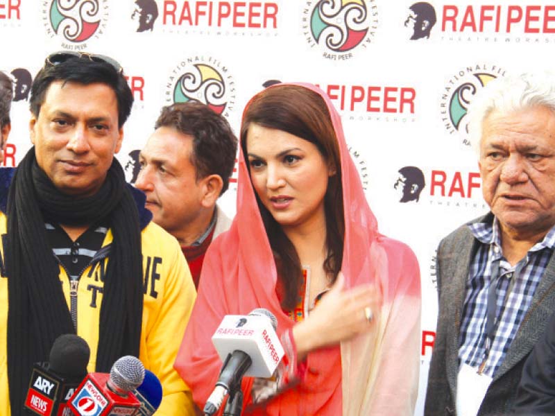 madhur bhandarkar reham khan and om puri at the press conference photo ayesha mir express