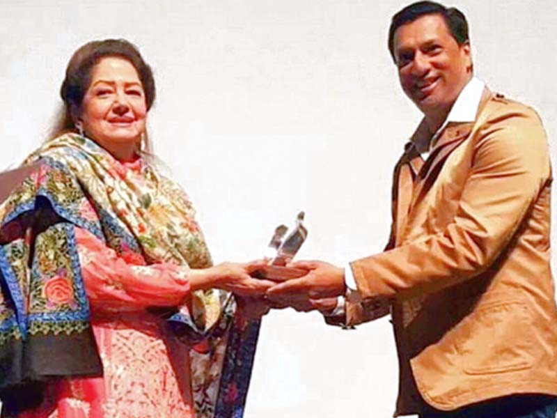 acting veteran zeba presents bhandarkar with the memorial award at the rafi peer international film festival photo publicity