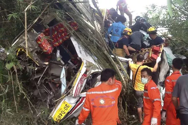 thai rescue workers evacuting injured passengers from the wreckage of a tourist bus after it crashed on a mountain roadside in doi saket district chiang mai province on dec 20 2015 photo epa thai rescue workers evacuting injured passengers from the wreckage of a tourist bus after it crashed on a mountain roadside in doi saket district chiang mai province on dec 20 2015 photo epa