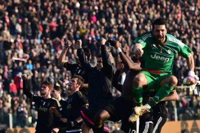 napoli fiorentina juve and roma keep pressure on inter