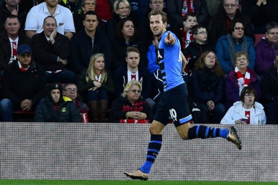 kane marks century milestone by inspiring spurs stroll