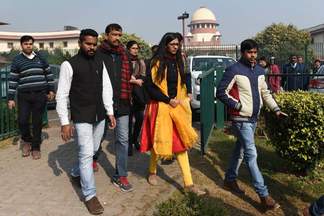 delhi commission for women chairwoman swati maliwal c arrives at the supreme court in india on december 21 2015 photo afp delhi commission for women chairwoman swati maliwal c arrives at the supreme court in india on december 21 2015 photo afp