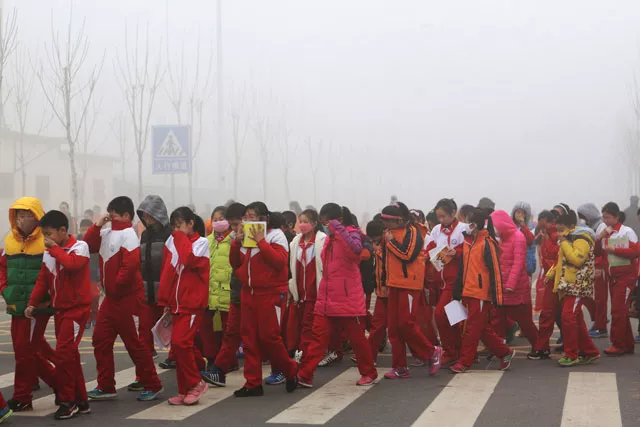 this photo taken on december 23 2015 shows pupils from an elementary school covering their mouths and noses as they leave the schoolyard after the classes were suspended because of a quot red alert quot for heavy smog in binzhou east china 039 s shandong province photo afp this photo taken on december 23 2015 shows pupils from an elementary school covering their mouths and noses as they leave the schoolyard after the classes were suspended because of a quot red alert quot for heavy smog in binzhou east china 039 s shandong province photo afp