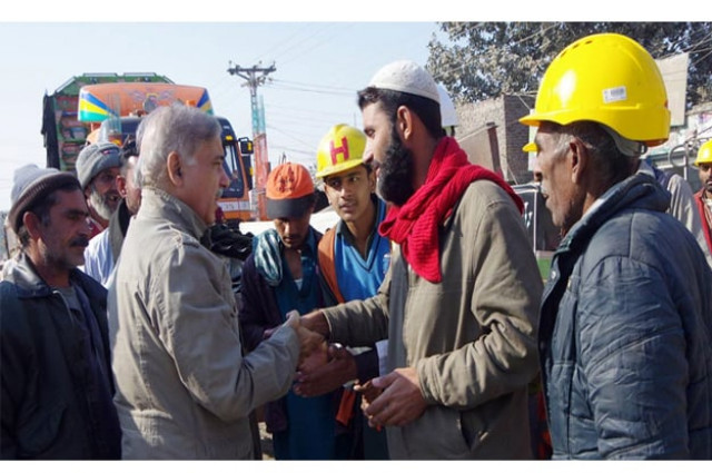 cm punjab meeting with the laborers during a surprise visit to the orange line metro train project photo inp cm punjab meeting with the laborers during a surprise visit to the orange line metro train project photo inp