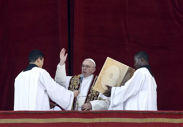 pope francis makes a blessing during the quot urbi et orbi quot to the city and the world message on christmas day from the balcony overlooking st peter 039 s square at the vatican december 25 2015 photo reuters pope francis makes a blessing during the quot urbi et orbi quot to the city and the world message on christmas day from the balcony overlooking st peter 039 s square at the vatican december 25 2015 photo reuters