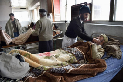 scores injured as powerful quake jolts pakistan afghanistan scores injured as powerful quake jolts pakistan afghanistan