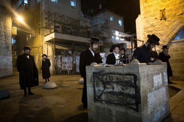 ultra orthodox jewish men pray to protest against military service in jerusalem 039 s ultra orthodox mea shearim neighbourhood photo afp ultra orthodox jewish men pray to protest against military service in jerusalem 039 s ultra orthodox mea shearim neighbourhood photo afp