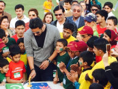 wasim akram celebrates daughter s first birthday with 400 orphans