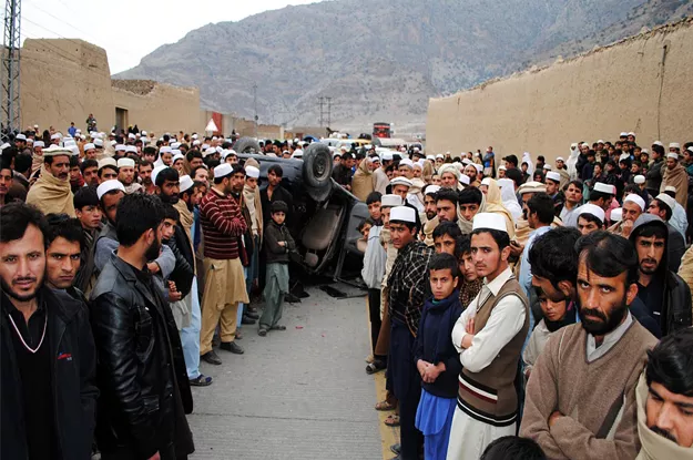 hundreds of tribesmen protesting against the political administration after the khasadar forces vehicle struck and killed a student on the road photo online hundreds of tribesmen protesting against the political administration after the khasadar forces vehicle struck and killed a student on the road photo online