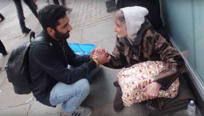 muslim man in uk spreads christmas cheer by giving presents to the homeless