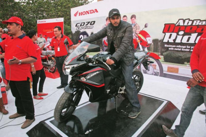 auto show drives karachiites wild