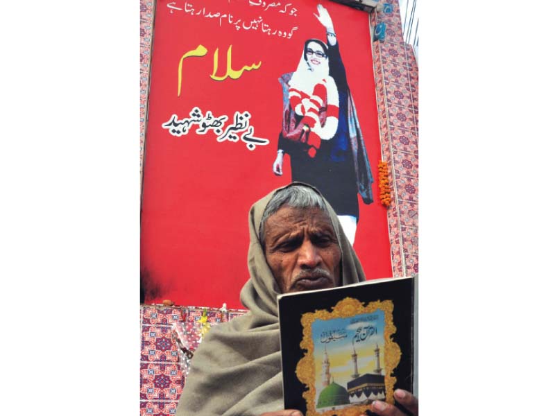 a ppp worker recites quran outside liaqat bagh rawalpindi photo zafar aslam express