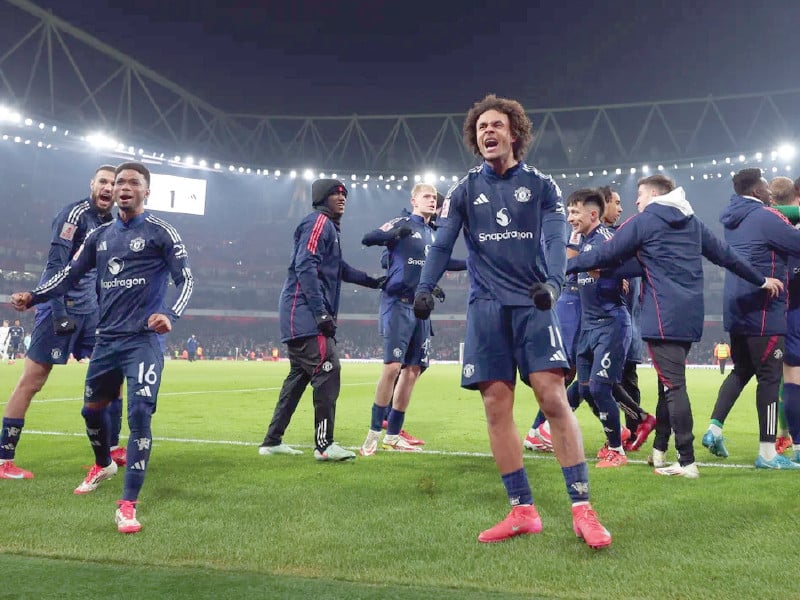 joshua zirkzee centre and his manchester united teammates celebrate after the winning penalty photo afp