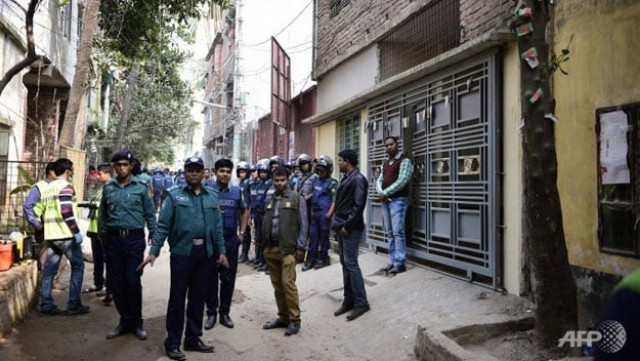 bangladeshi police officials secure the area following a raid on a building housing militant suspects in dhaka on dec 24 2015 photo afp bangladeshi police officials secure the area following a raid on a building housing militant suspects in dhaka on dec 24 2015 photo afp