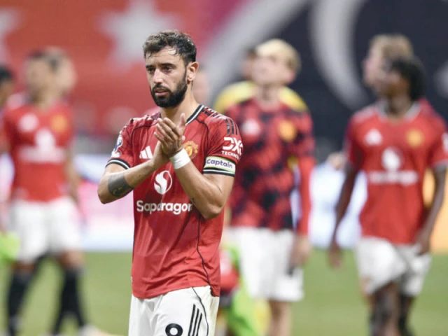 bruno fernandes of manchester united greets teammates after a draw with everton that gave his team the premier league summer series title photo afp
