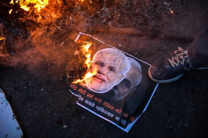 those who get close to pakistan become irrelevant in politics shiv sena warns modi those who get close to pakistan become irrelevant in politics shiv sena warns modi