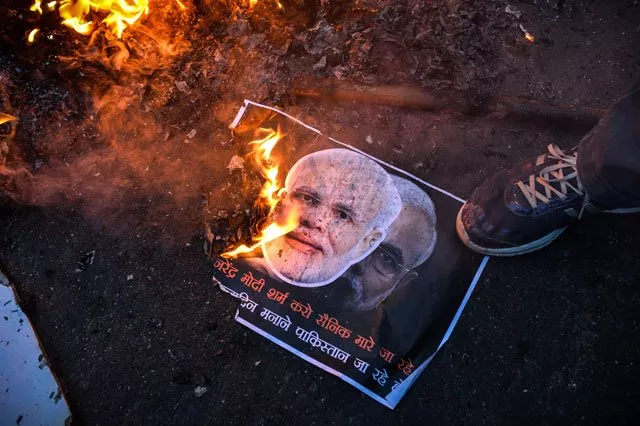 activists of the indian youth congress iyc burn a poster with an image of indian prime minister narindra modi during a protest of modi 039 s visit to pakistan in new delhi on december 25 2015 photo afp activists of the indian youth congress iyc burn a poster with an image of indian prime minister narindra modi during a protest of modi 039 s visit to pakistan in new delhi on december 25 2015 photo afp