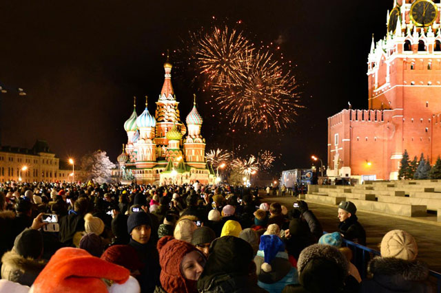 people gather to celebrate the new year on the red square in front of kremlin in moscow early on january 1 2015 photo afp