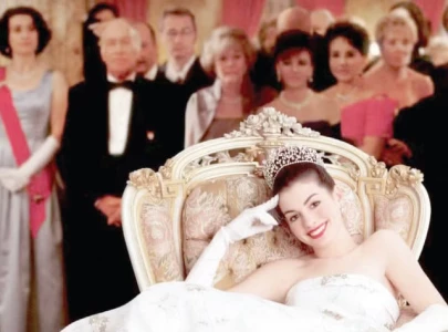 anne hathaway confirms the princess diaries 3 script work amid ongoing development push