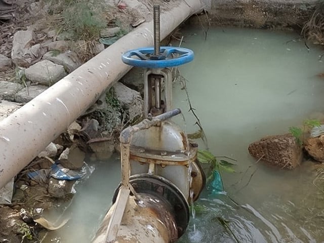 Water supply halted in parts of Lyari after pipeline leak
