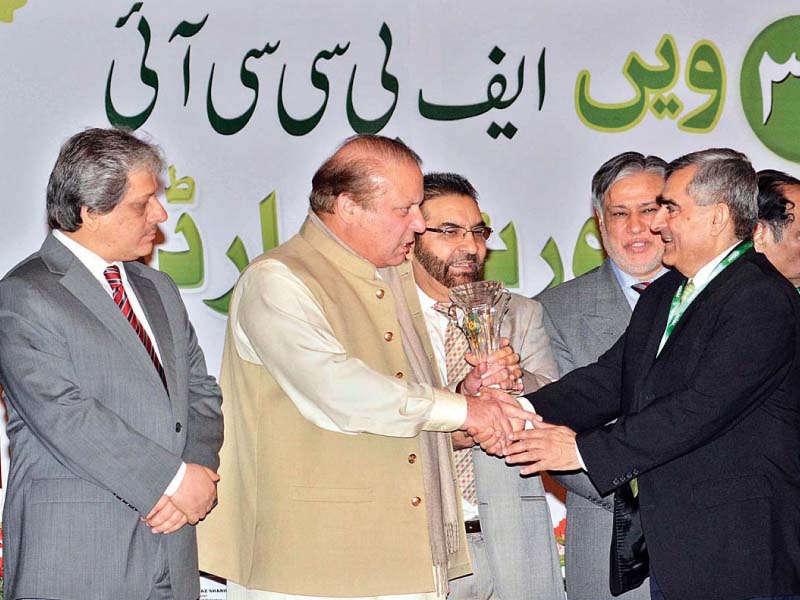 pm nawaz presents fpcci export trophy award to one of the winners photo app