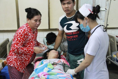hundreds hospitalised in mass vietnam food poisoning