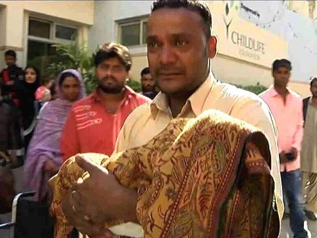 late bisma 039 s father carrying his daughter 039 s body outside the hospital photo twitter
