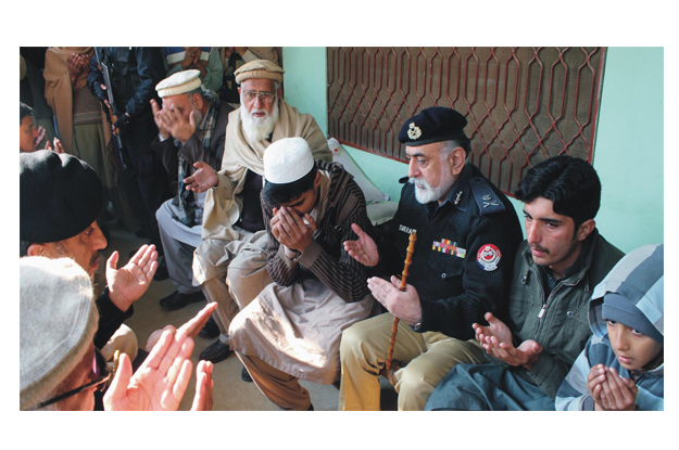 igp kpk nasir khan durrani offering fateha for the departed soul of nadra 039 s security guard photo inp