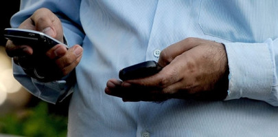 india hits one billion mobile phone subscribers