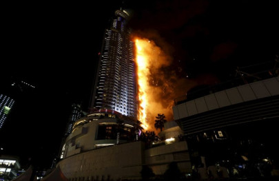 huge fire engulfs dubai hotel huge fire engulfs dubai hotel