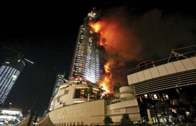 huge fire engulfs dubai hotel huge fire engulfs dubai hotel
