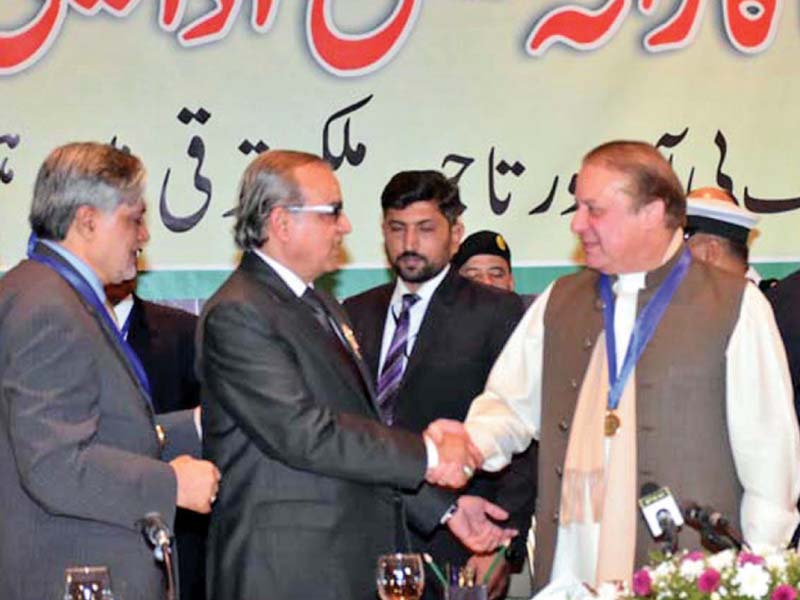 trade leaders representative presents a gold medal to pm nawaz at the launch ceremony of the tax filing scheme photo inp
