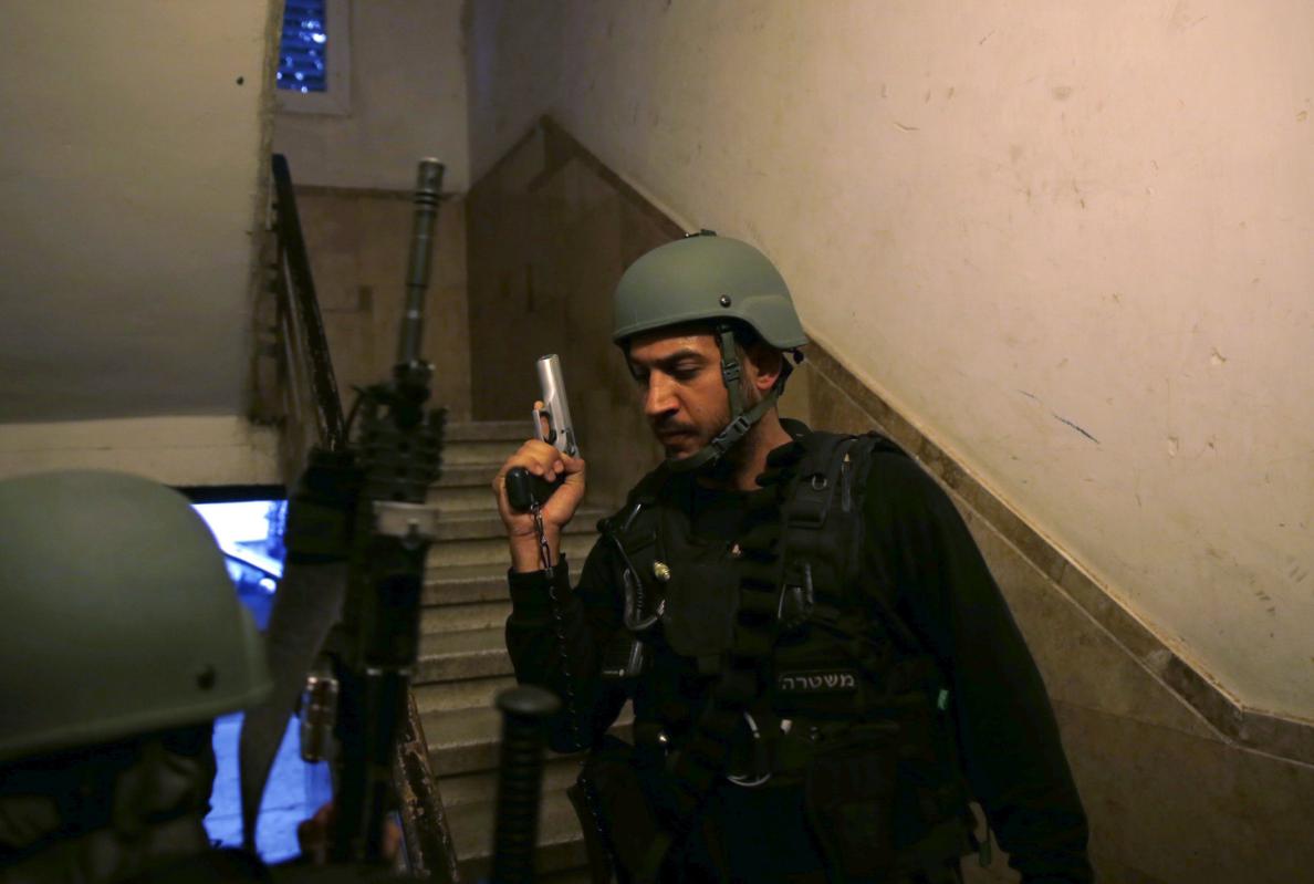 israeli policemen search for suspects near the scene of a shooting incident in tel aviv israel january 1 2016 photo reuters