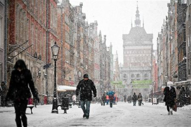 people walk on the main street in the old town during heavy snowfall in gdansk northern poland december 2 2010 photo reuters people walk on the main street in the old town during heavy snowfall in gdansk northern poland december 2 2010 photo reuters