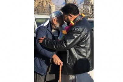 man reunites with father after 1971 war man reunites with father after 1971 war